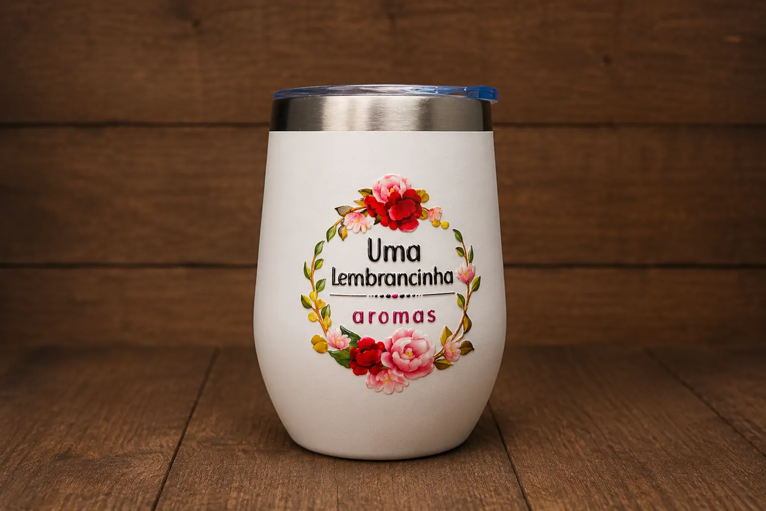 Copo térmico branco com estampa floral colorida aplicada em alto relevo